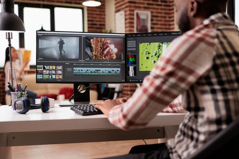 Monitor für Bildbearbeitung: Ein Mann schneidet einen Film