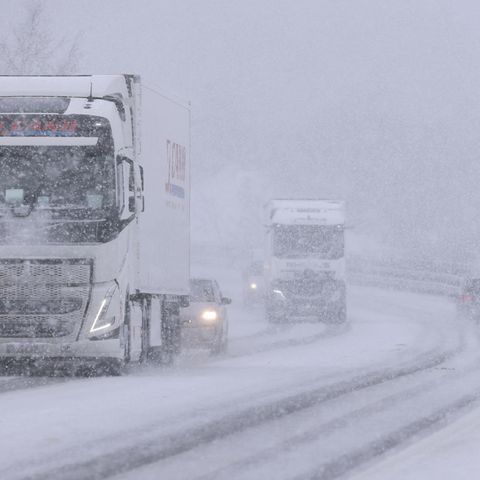 Starke Schneefälle beinträchtigen vielerorts, wie hier auf der B51 in der Eifel, den Verkehr