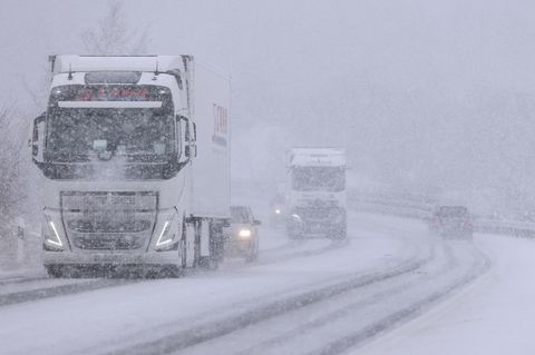 Starke Schneefälle beinträchtigen vielerorts, wie hier auf der B51 in der Eifel, den Verkehr