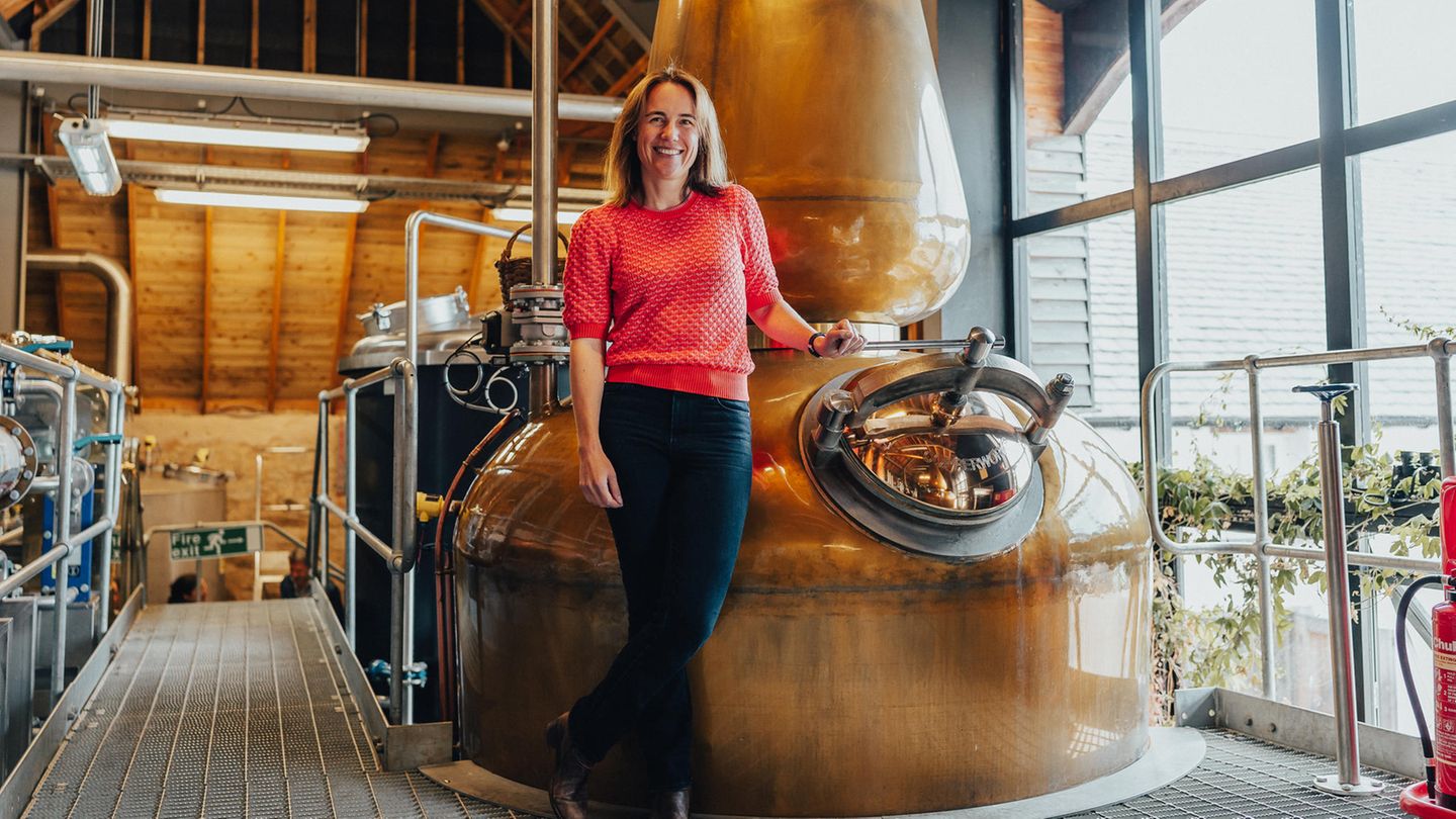 Annabel Thomas in der Nc'nean-Brennerei