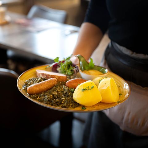 Eine Bedienung serviert