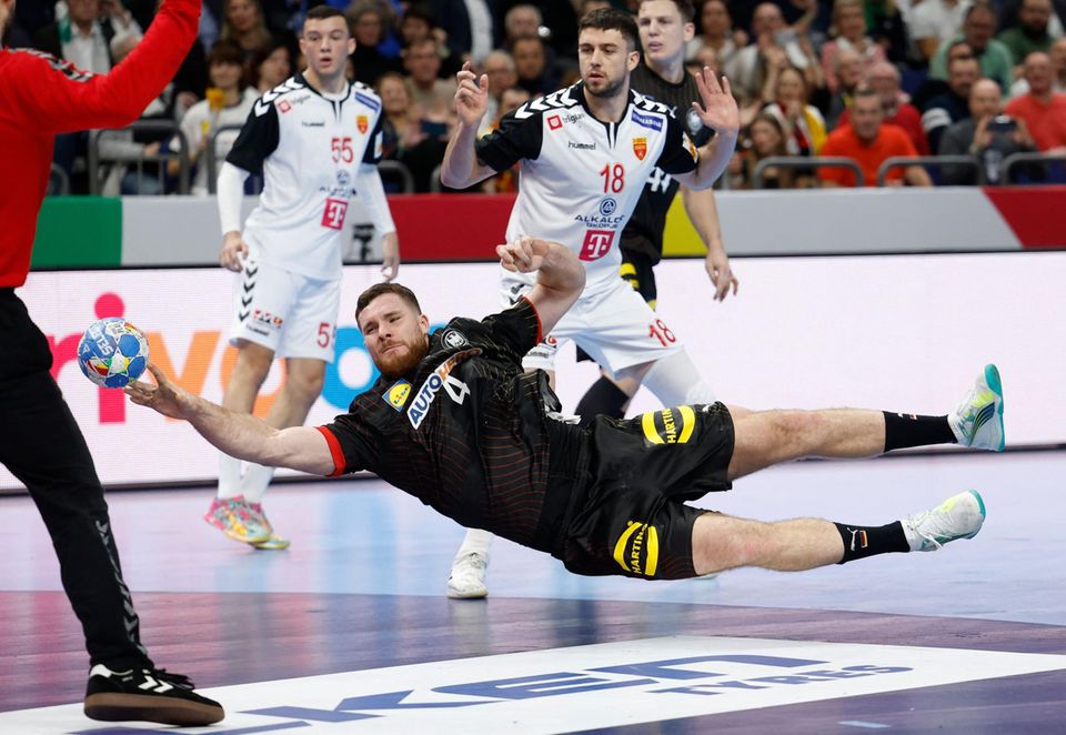 Johannes Golla wirft sich gegen Nord-Mazedonien in den Kreis, um ein Tor zu erzielen