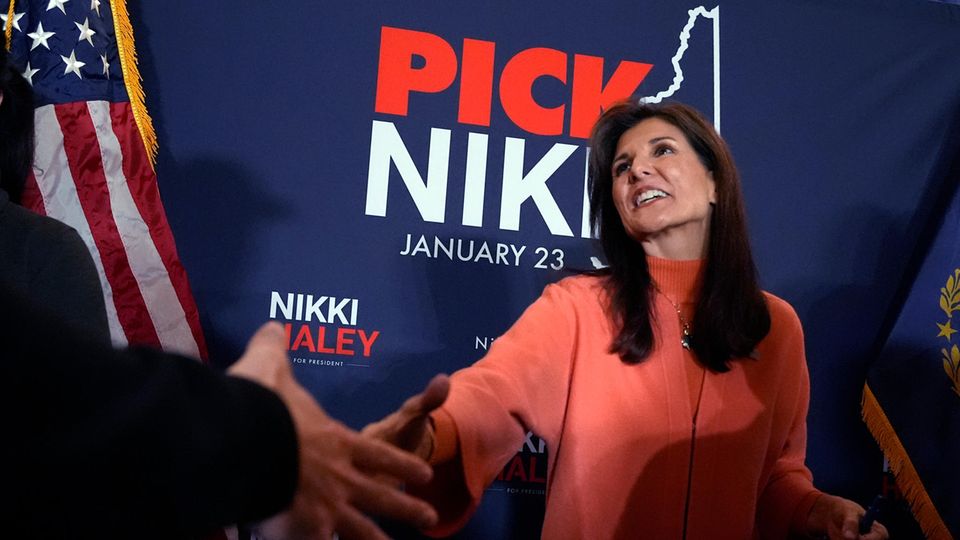 Nikki Haley schüttelt eine Hand