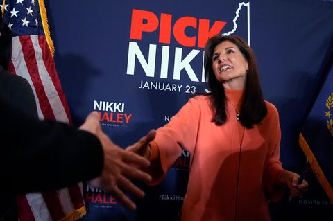 Nikki Haley schüttelt eine Hand