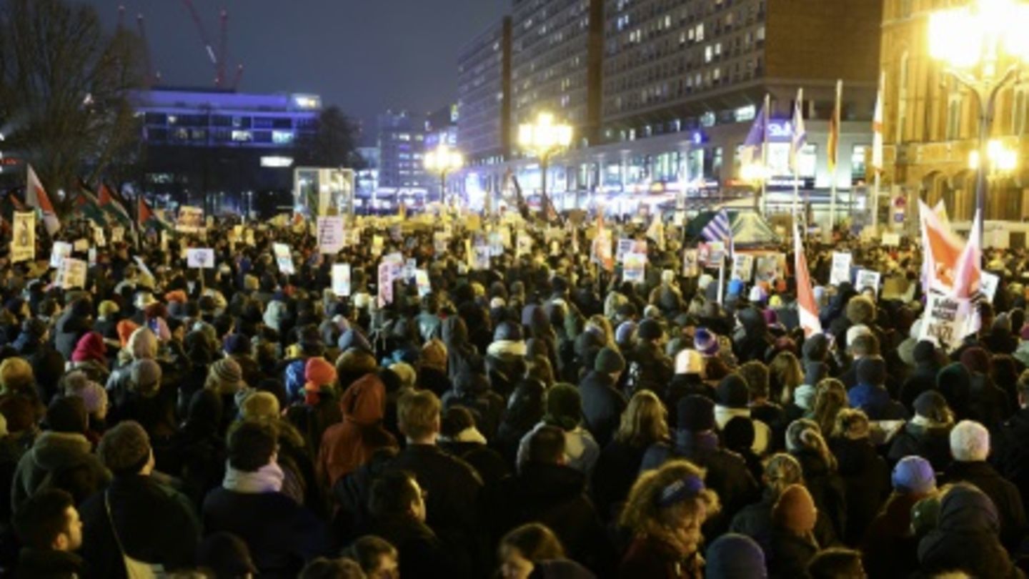 Tausende Menschen demonstrieren in Berlin erneut gegen Rechts