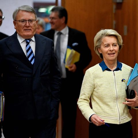 Noch steht er hinter ihr, aber bald könnte Sozialkommissar Nicolas Schmit als Spitzenkandidat der Sozialdemokraten EU-Kommissionspräsidentin Ursula von der Leyen herausfordern. 