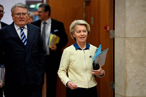 Noch steht er hinter ihr, aber bald könnte Sozialkommissar Nicolas Schmit als Spitzenkandidat der Sozialdemokraten EU-Kommissionspräsidentin Ursula von der Leyen herausfordern. 