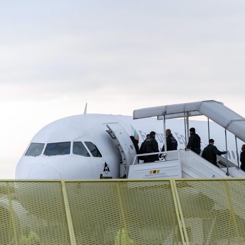 Abgelehnte Asylbewerber steigen im Rahmen einer landesweiten Sammelabschiebung in ein Flugzeug
