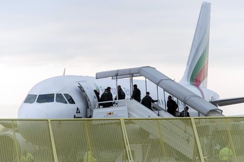 Abgelehnte Asylbewerber steigen im Rahmen einer landesweiten Sammelabschiebung in ein Flugzeug