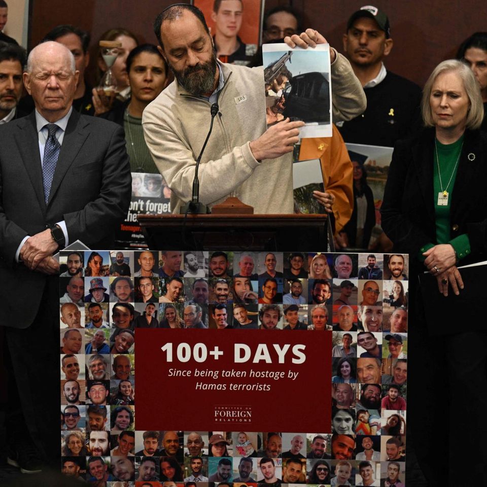 Der Vater einer israelischen Geisel zeigt auf dem Capitol Hill ein Bild hoch