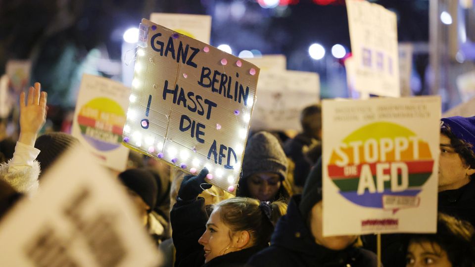 Berlin: Tausende demonstrieren gegen Rechtsextremismus
