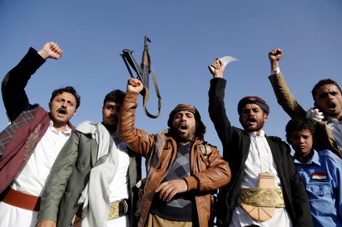 Huthi-Anhänger protestieren gegen den Militärschlag der USA und recken Waffen in die Höhe