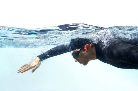 Wasserdichte Kopfhörer: Schwimmer in Neoprenanzug mit Kopfhörern
