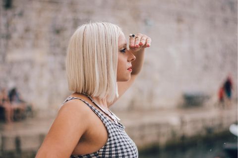 Longbob stylen: Eine Frau mit Longbob schaut in die Ferne.