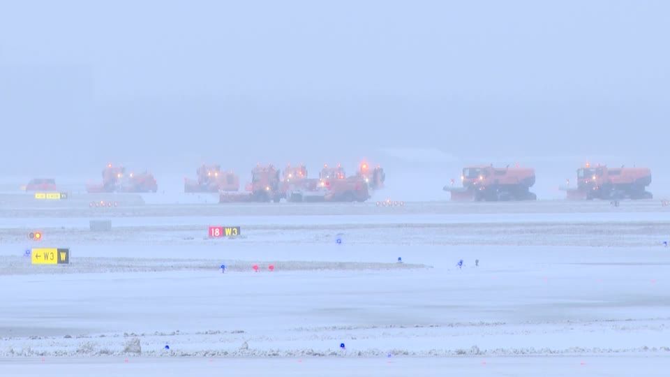 Video: Schneepflug-Flotte befreit Flugzeug-Flotte Video: Schneepflug-Flotte befreit Flugzeug-Flotte