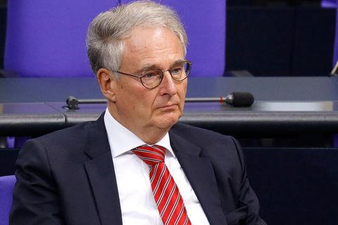 Roland Hartwig im Anzug sitzt mit ernstem Gesicht im Bundestag