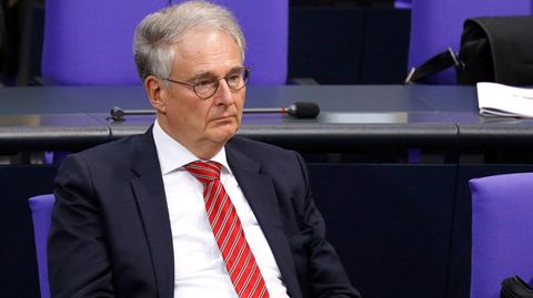 Roland Hartwig im Anzug sitzt mit ernstem Gesicht im Bundestag