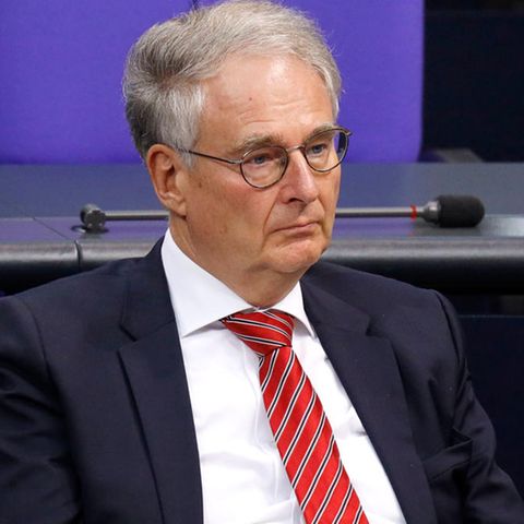 Roland Hartwig im Anzug sitzt mit ernstem Gesicht im Bundestag