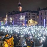 Teilnehmer leuchten mit den Taschenlampen ihrer Handys während einer Demonstration vor dem Bundesverwaltungsgericht in Leipzig