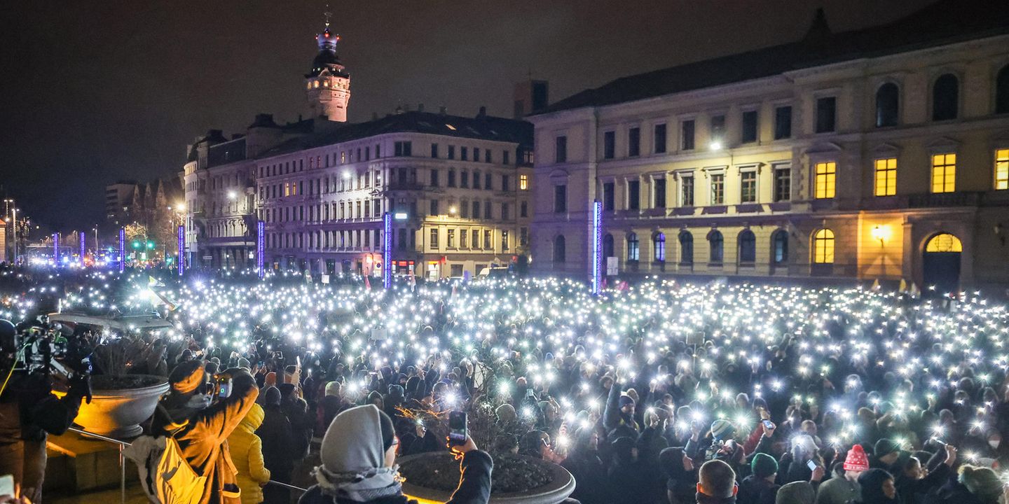 15. Januar: 6000 Personen leuchten in Leipzig Teilnehmer leuchten mit den Taschenlampen ihrer Handys während einer Demonstration vor dem Bundesverwaltungsgericht in Leipzig