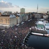 Zehntausende protestieren auf dem Hamburger Jungfernstieg gegen die AfD