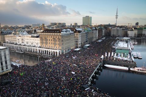 Zehntausende protestieren auf dem Hamburger Jungfernstieg gegen die AfD