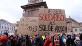 Eine Demonstrantin hält in Potsdam ein Schilt mit der Aufschrift "lieber solidarisch als solide arisch"