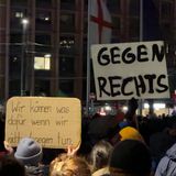 Menschen demonstrieren in Freiburg gegen Rechtsextremismus auf dem Platz der alten Synagoge