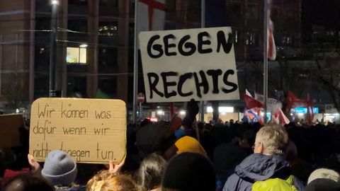 Menschen demonstrieren in Freiburg gegen Rechtsextremismus auf dem Platz der alten Synagoge