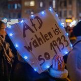 In Köln bezogen sich Demonstrierende auf die Zeit, in der die NSDAP an die Macht kam, mit Schildern wie "AfD wählen ist so 1933"