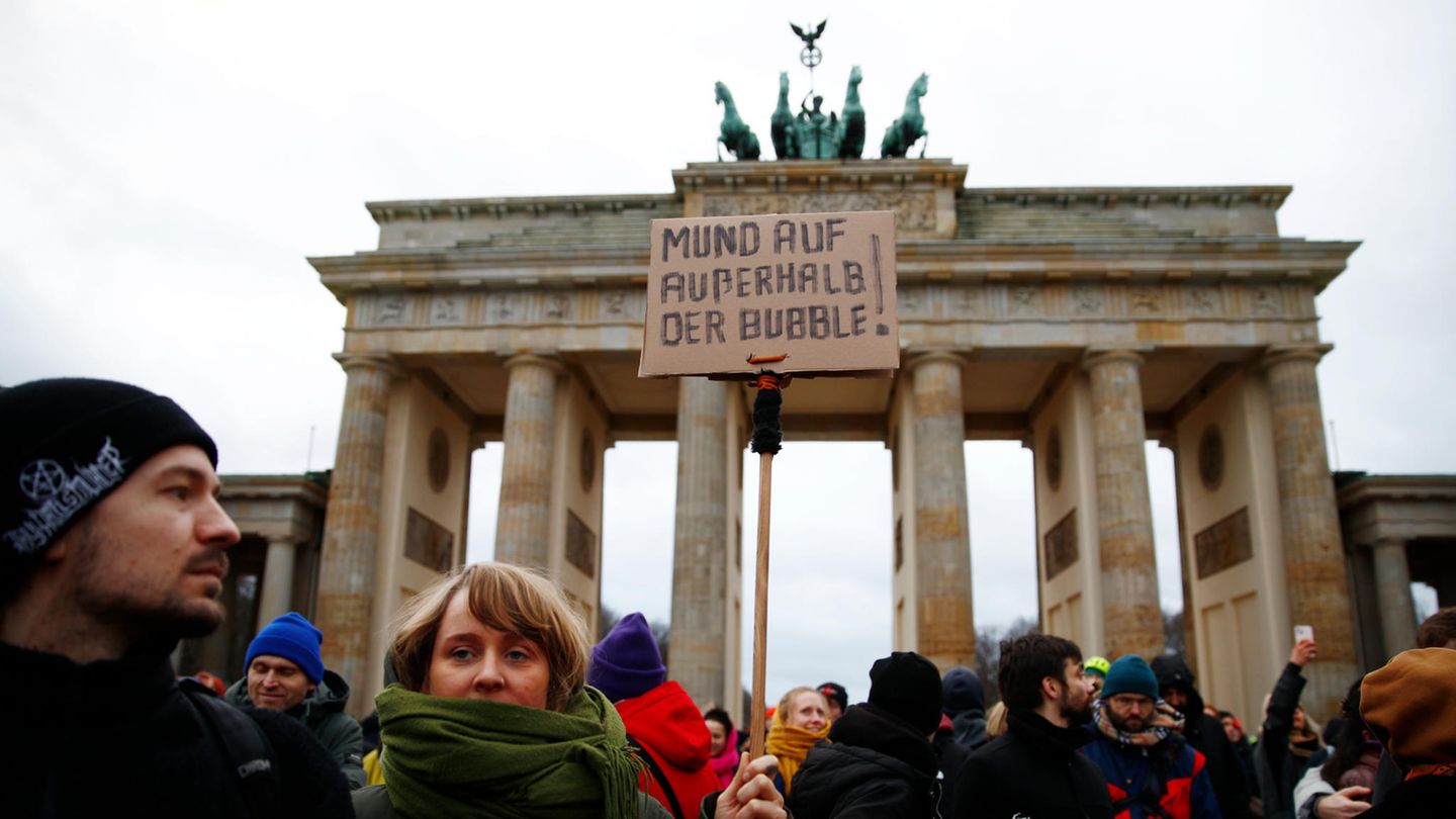 14. Januar: Berlin Schild bei Protest: "Mund auf außerhalb der Bubble!"