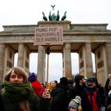 Schild bei Protest: "Mund auf außerhalb der Bubble!"