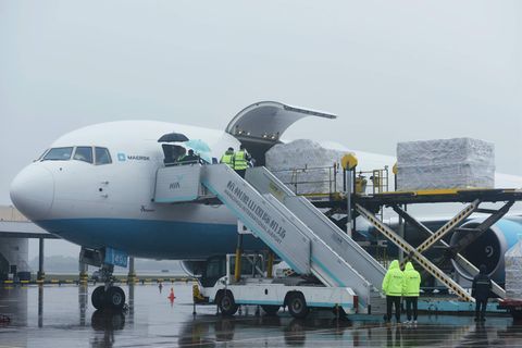 Gestörte Lieferketten: Frachtflugzeug wird beladen