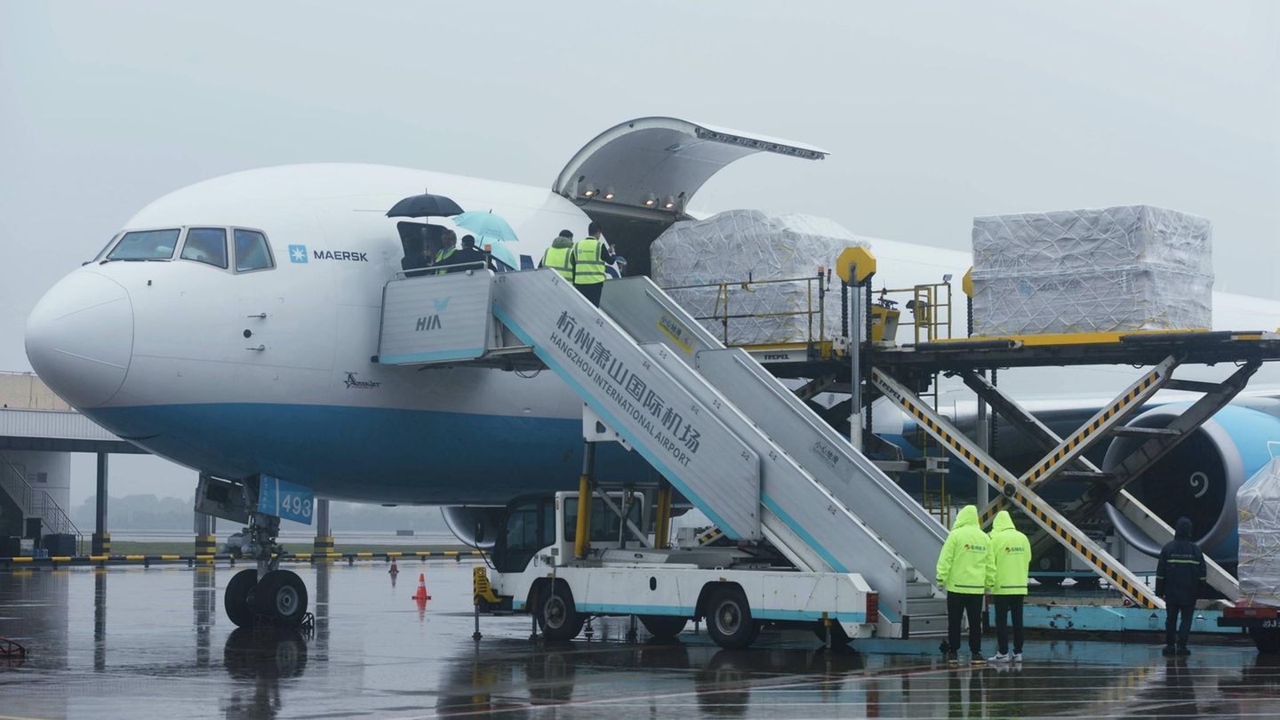 Gestörte Lieferketten: Frachtflugzeug wird beladen