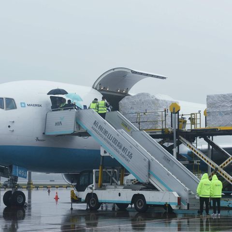 Gestörte Lieferketten: Frachtflugzeug wird beladen