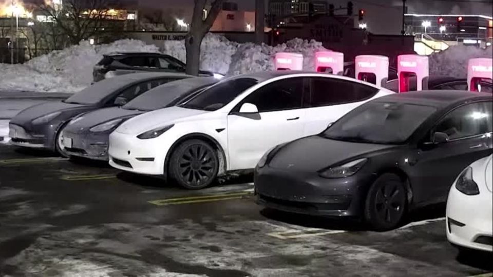 "Tiefgefrorene" E-Autos: Extreme Kälte bringt etliche Tesla-Fahrer zur Verzweiflung