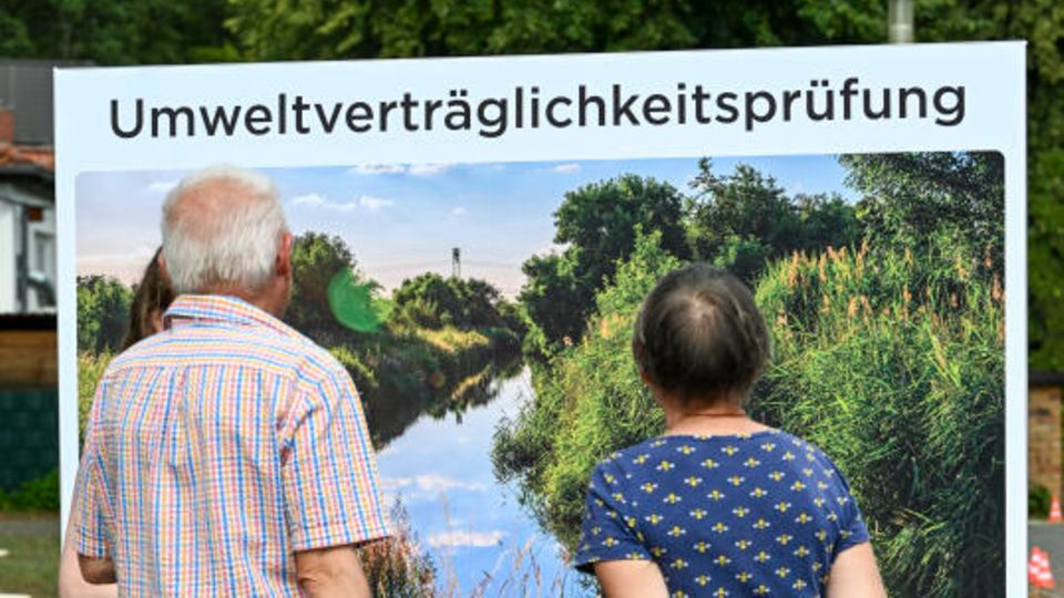 Zwei Bürger bei Tesla-Informationsveranstaltung