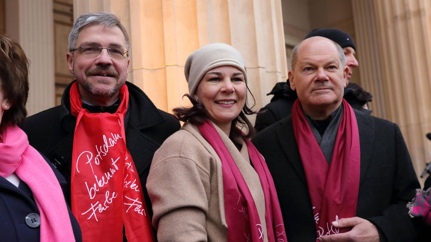 Baerbock und Scholz demonstrieren mit Oberbürgermeister Mike Schubert, Außenministerin Annalena Baerbock und Kanzler Olaf Scholz demonstrieren in Potsdam