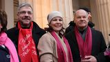 Oberbürgermeister Mike Schubert, Außenministerin Annalena Baerbock und Kanzler Olaf Scholz demonstrieren in Potsdam