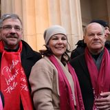 Oberbürgermeister Mike Schubert, Außenministerin Annalena Baerbock und Kanzler Olaf Scholz demonstrieren in Potsdam