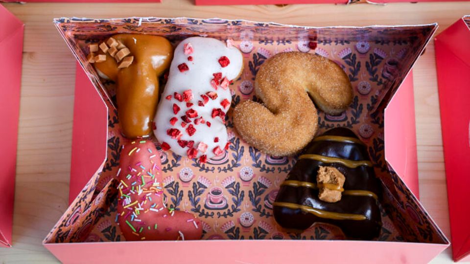 Donuts im Schriftzug "Tesla"