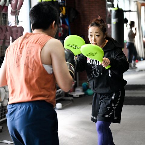 Mao Mao beim Boxtraining in ihrem Sportclub in Shanghai.