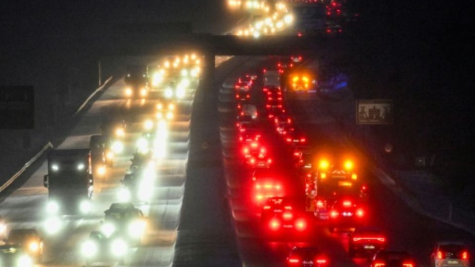 Schneefälle Sorgen Für Chaos Auf Autobahnen - Staus Bis 50 Kilometer ...