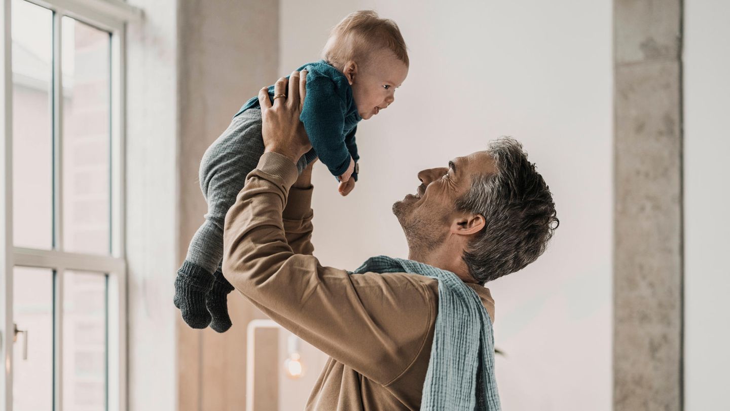 Ein Vater mit seinem Baby.