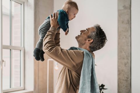 Ein Vater mit seinem Baby.