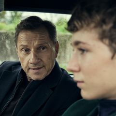 Der Stuttgarter Kommissar Thorsten Lannert (Richy Müller) baut Vertrauen zu dem jungen David (Louis Guillaume) auf