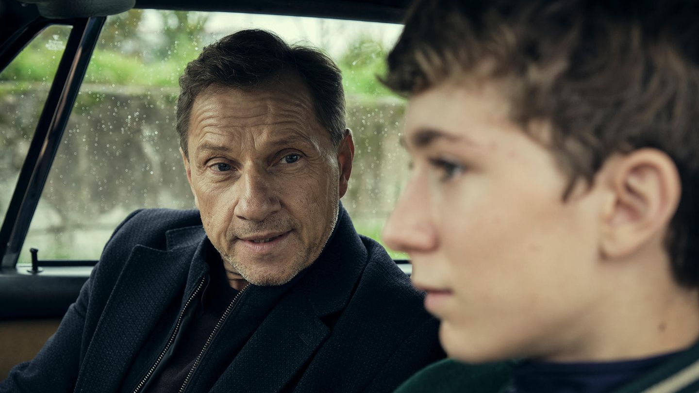 Der Stuttgarter Kommissar Thorsten Lannert (Richy Müller) baut Vertrauen zu dem jungen David (Louis Guillaume) auf