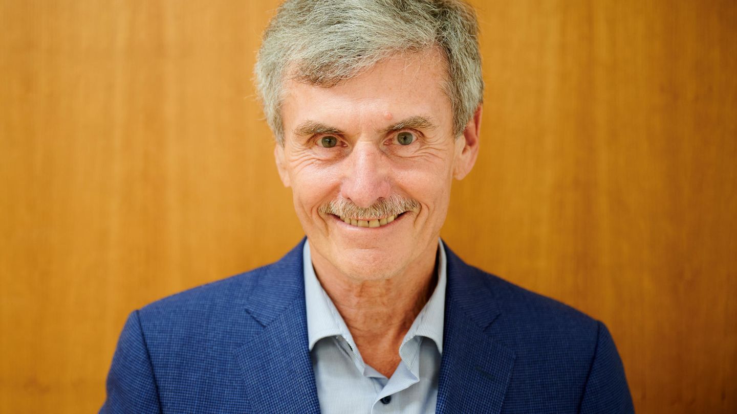 Professor Ferdinand Dudenhöffer, 72, leitet das Bochumer CAR-Center Automotive Research. Der Volkswirt zählt zu den renommiertesten, aber auch bissigsten Marktkennern. Bis zu seiner Pensionierung lehrte er an der Universität Duisburg-Essen