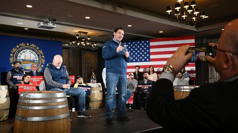 In der Kneipe: Der republikanische Präsidentschaftskandidat Ron DeSantis spricht in New Hampshire zu seinen (wenigen) Unterstützern