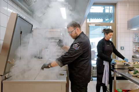 Koch Lars Kötz in der Schulküche